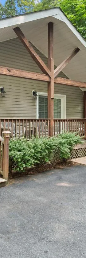 Blue Ridge Bungalow Wspa At Linville Land Harbor，位于Newland的酒店