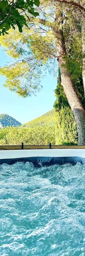 Entre vignes et horizon Appartement avec jacuzzi privatif et piscine commune chauffée，位于Sablet的酒店
