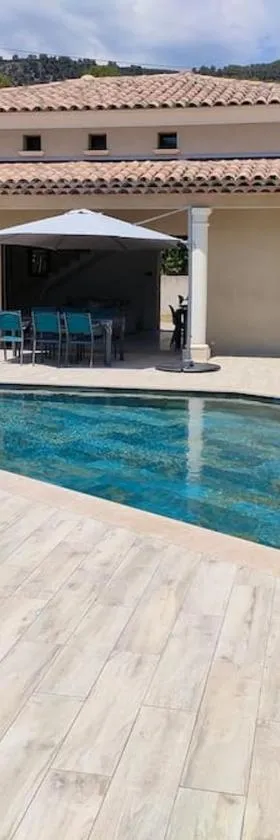 MAGNIFIQUE VILLA MODERNE ENTRE MER ET MONTAGNE，位于Le Tignet的酒店