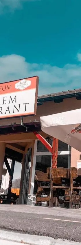 Colosseum Étterem és Apartman Salgótarján，位于绍尔戈陶尔扬的酒店