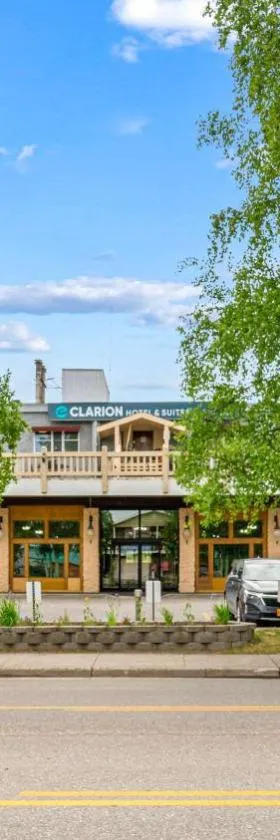 Clarion Hotel & Suites Fairbanks near Ft Wainwright，位于费尔班克斯的酒店