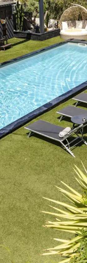 Hôtel Eden Cassis - centre-ville- piscine chauffée, jacuzzi et sauna - parking privé，位于卡西斯的酒店