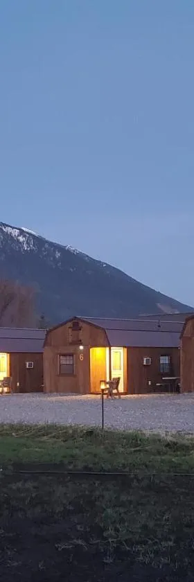 Glacier Acres Guest Ranch，位于哥伦比亚瀑布的酒店