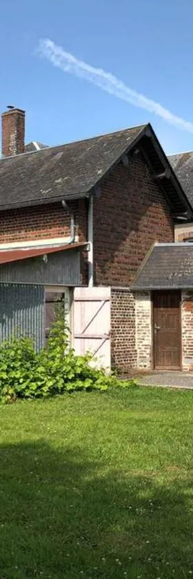 Gîte au cœur d'une résidence d'artiste，位于Saint-Aubin-de-Bonneval的酒店