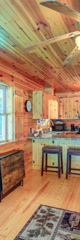 Wraparound Deck and Hot Tub Blue Ridge Mtn Cabin，位于Sparta的酒店