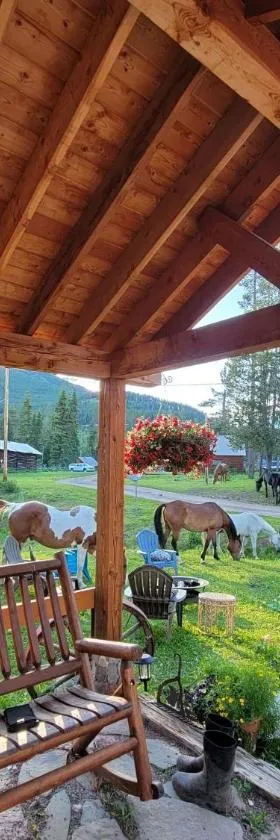 Bear Creek Ranch Bed & Breakfast，位于Essex的酒店