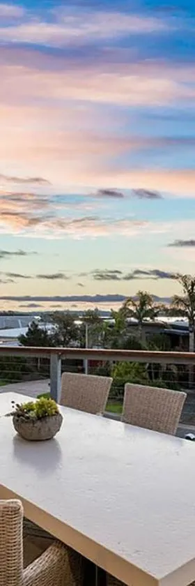 Bayside Oceanview Getaway，位于Corinella的酒店