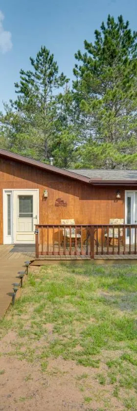 Woodland Cabin with Fishing, ATV and Snowmobile Trails，位于Lake Nebagamon的酒店