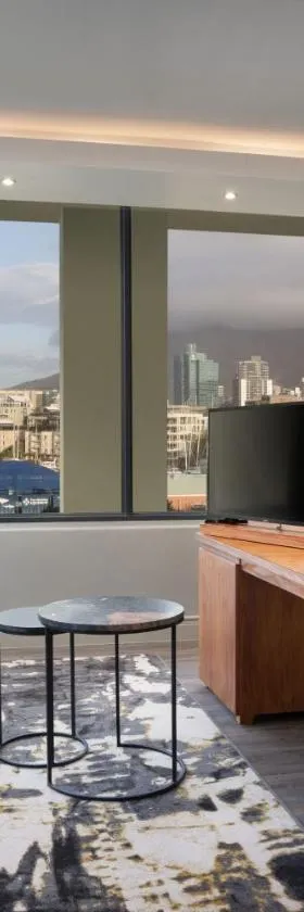 开普敦海滨防波堤山林小屋万豪Protea酒店，位于开普敦的酒店