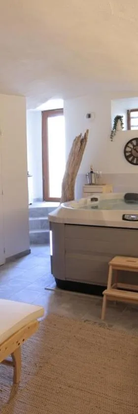 Gîte de charme Haut de Gamme avec Jacuzzi et Sauna privatifs，位于Donzère的酒店