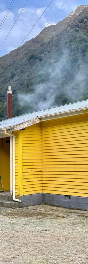 Basic, Super 'Cosy' Cabin in The Middle of National Park and Mountains，位于Otira的酒店