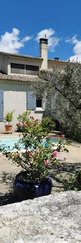 Chambre dans verdure Provençale，位于埃瑞兹的酒店