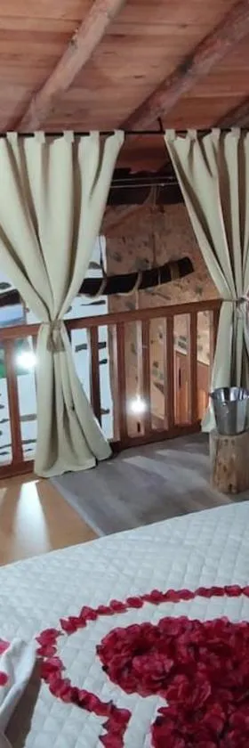 Casa rural La calleja de las hurdes TRCC00555，位于Sauceda的酒店