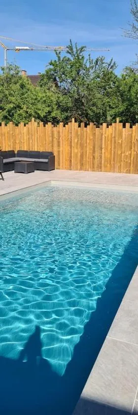 Logement privé dans Villa avec piscine，位于Dalhunden的酒店