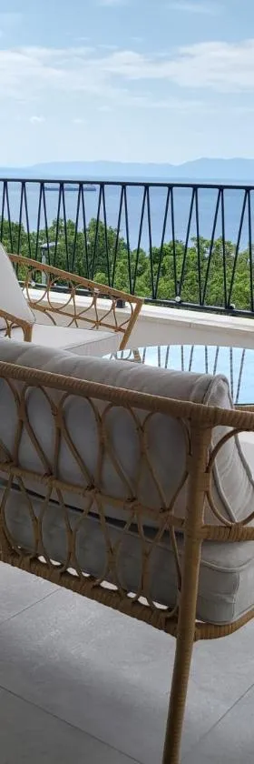 Kostrena Hills Suite overlooking Kvarner Bay，位于Urinj的酒店