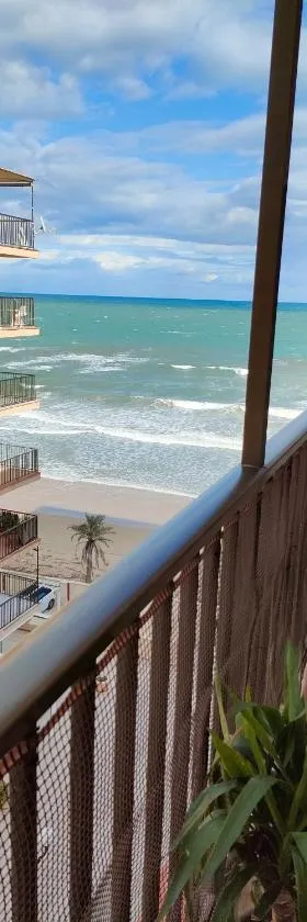 Beachfront cozy apartament Arenales del Sol, Alicante，位于阿勒纳勒斯德尔索尔的酒店