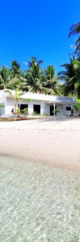 BEACH FRONT WHITE HOUSE VILLA，位于Maria的酒店