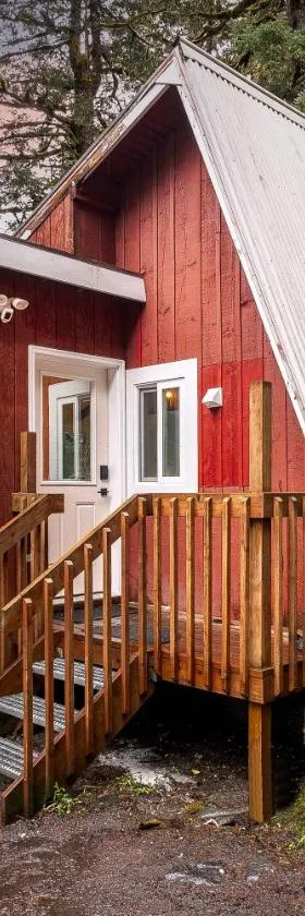 THE SHORELINE CABIN，位于科迪亚克的酒店