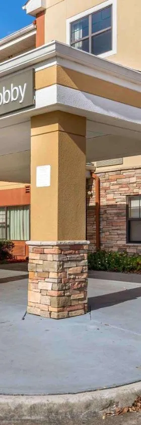 Suburban Studios Columbus Bradley Park，位于哥伦布的酒店