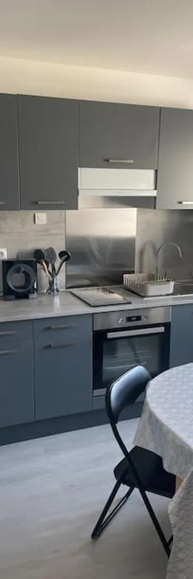Charmant appartement avec parking privée，位于Buxerolles的酒店