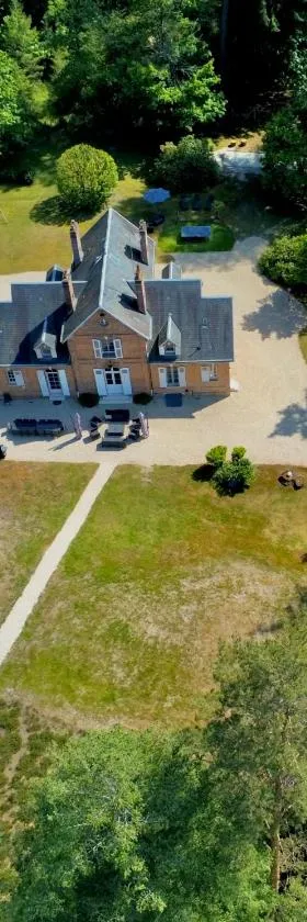 DOMAINE DE MALVAUX - Gîte classé 5 étoiles - 15 personnes - Sologne - Nouan le Fuzelier - Ambassadeur Sologne，位于Nouan-le-Fuzelier的酒店