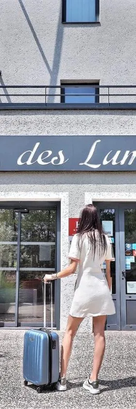 Hôtel des Lumières Lyon Meyzieu Arena Stadium，位于梅济约的酒店