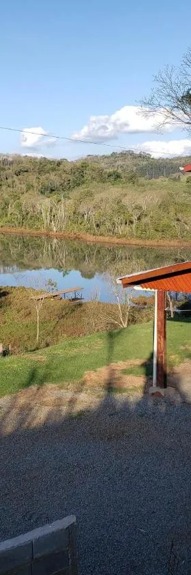 Casa rústica às margens do lago，位于Maximiliano de Almeida的酒店