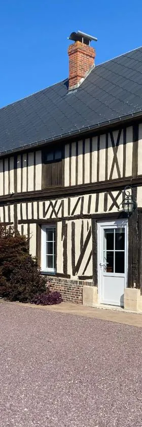 Logement au calme avec piscine en saison，位于Rouge-Perriers的酒店