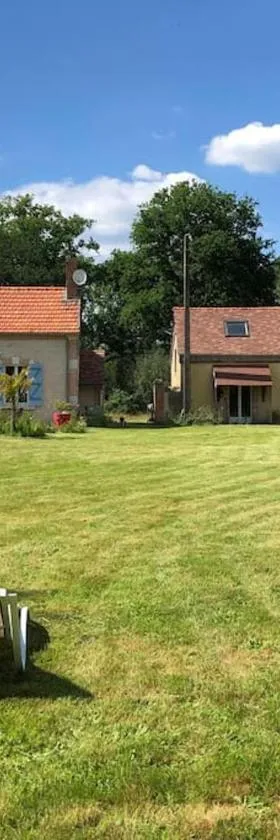 Maison au milieu des bois et des animaux，位于Jouy-le-Potier的酒店