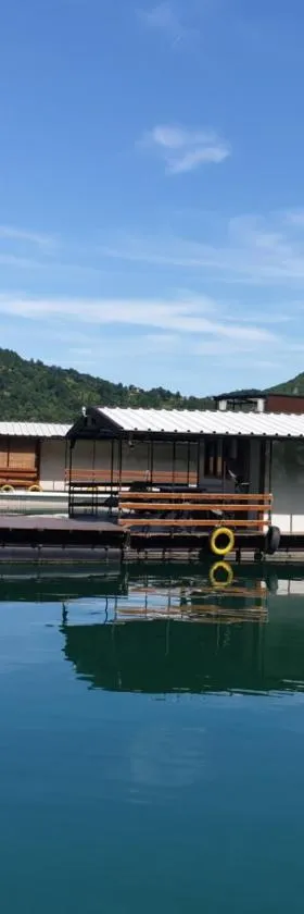 Floating apartments，位于Rađenovići的酒店