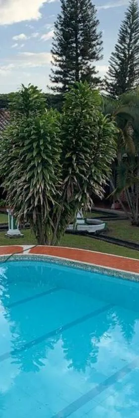 Hermosa y tranquila finca con piscina，位于Ginebra的酒店