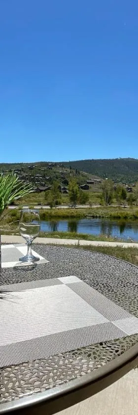 Relax, Adventure, Views, Amenities+Memories (Full)，位于格兰比的酒店