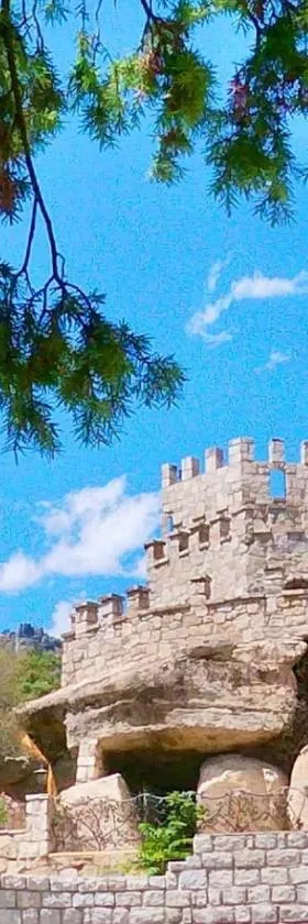 Magnífico Castillo privado, elevado en la roca，位于拉卡布雷拉的酒店