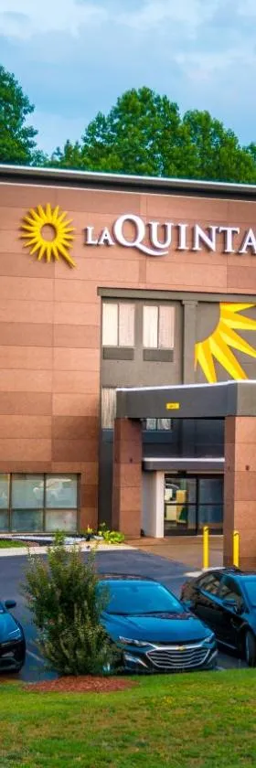 La Quinta Inn & Suites by Wyndham Fayetteville I-95，位于费耶特维尔的酒店