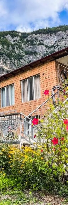 Guest House Oasis - Tvishi，位于Tvishi的酒店