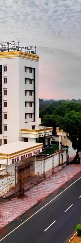 Hotel SKS Grand Palace-Vrindāvan，位于范兰德凡的酒店