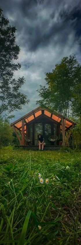 Jvarisa Glamping，位于安布罗劳里的酒店