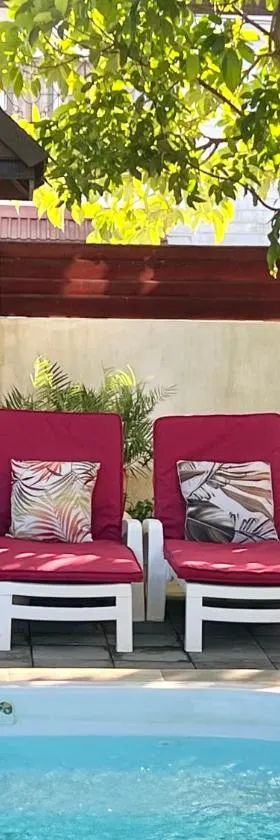 Villa Famiri Boutique hotel，位于帕拉马里博的酒店