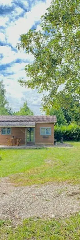 Petite maison dans la prairie，位于Marmeaux的酒店