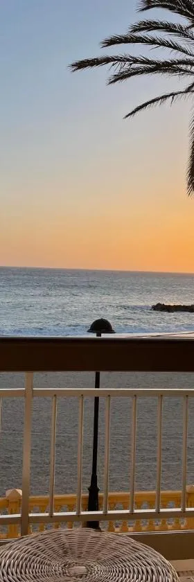 Primera linea de playa en Torrenueva，位于托雷努埃瓦的酒店
