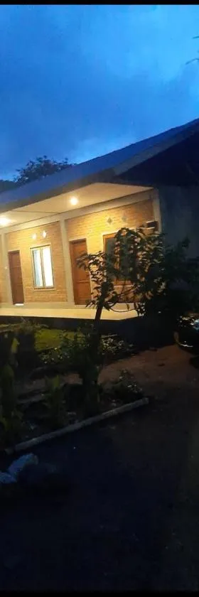 RIUNG LALONG TERONG Guest House，位于Riung的酒店