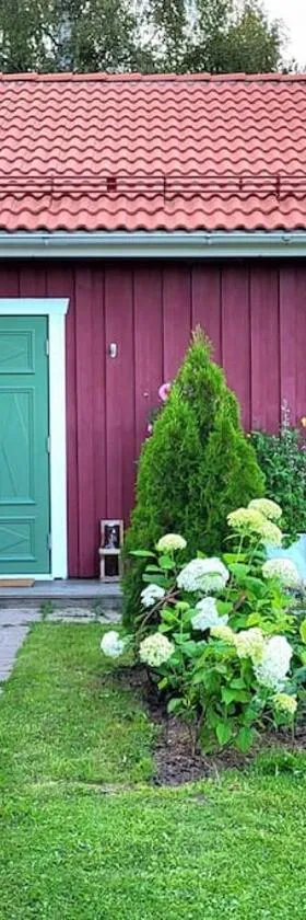 Cabin located in a traditionally Swedish setting!，位于于默奥的酒店