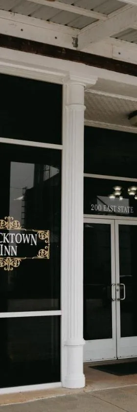 Bricktown Inn，位于Camp Point的酒店