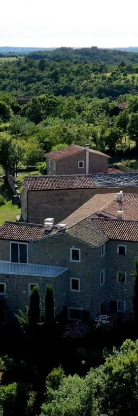 L'Abbraccio della Quercia - Apartments，位于Momjan的酒店