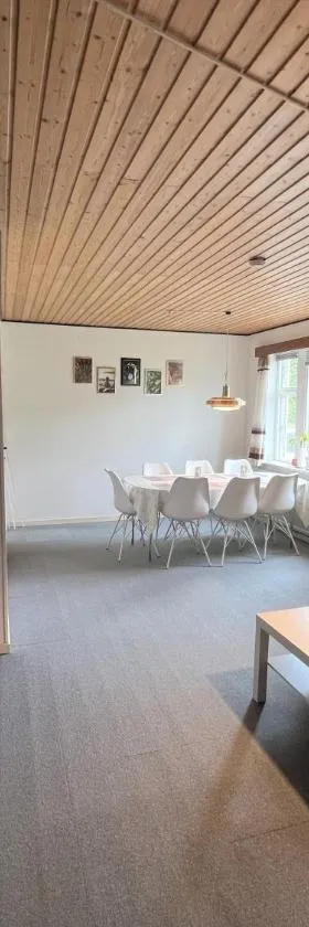 The Yellow House, Beach 5mins Drive, 3BR with free parking, Fast Fiber Internet，位于勒兹比的酒店