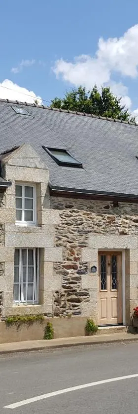 First floor apartment in rural Brittany，位于Gueltas的酒店
