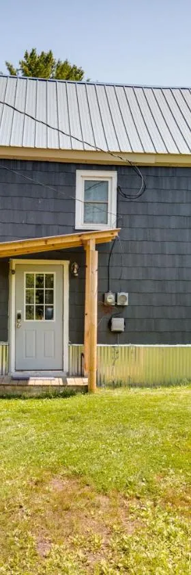 Pet-Friendly Michigan Getaway with Porch and Kayaks!，位于Ontonagon的酒店