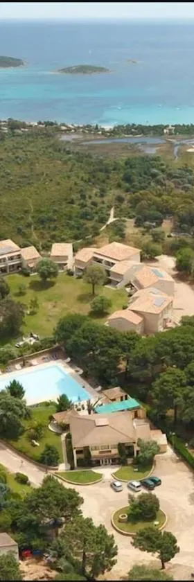 Fiori Di Cala Rossa Appartement T3 dans résidence hôtellière chez Virginie，位于Lecci的酒店