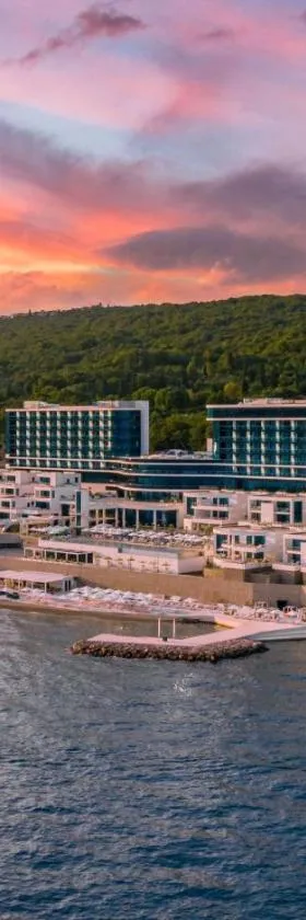 Hilton Rijeka Costabella Beach Resort And Spa，位于里耶卡的酒店