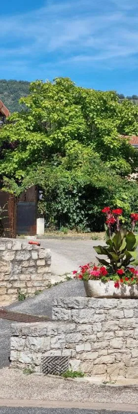 Fontaine Vieille，位于Saint-Georges-de-Luzençon的酒店